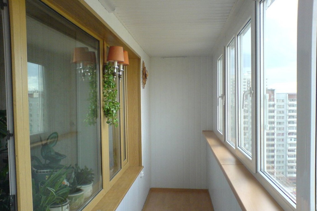 Балкон "под ключ", с дополнительной ламинацией подоконников и внутреннего окна по желанию владельца